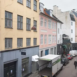 2br-heart-of-copenhagen-strget-hjbro-plads.copenhagenhotelselect.com/